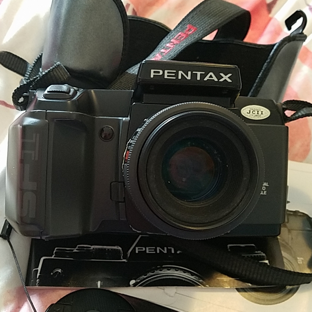 Pentax 35mm SFL Camera - Picture 2 of 7